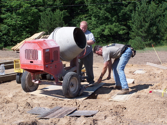 20040803_RyanHelpsPourFootings