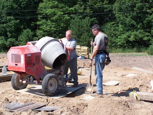 20040803_RyanHelpsPourFootings1