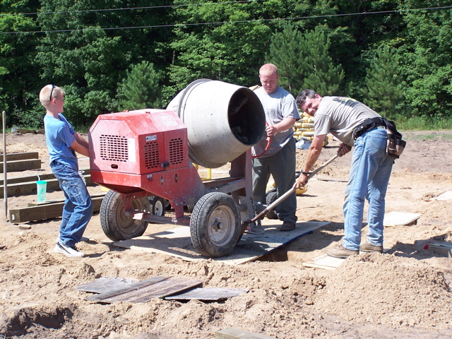 20040803_RyanHelpsPourFootings2