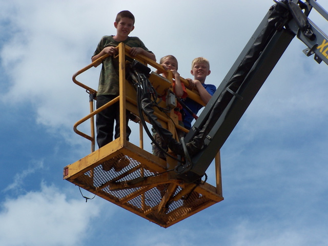20040807_KidsInSkyBucket