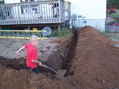 20040814_ChrisDiggingPowerPhoneTrench
